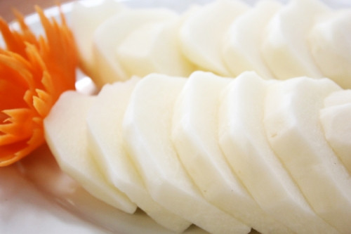 Sữa chua chứa nhiều dinh dưỡng, đặc biệt là axit lactic giúp dưỡng trắng da chống lão hóa. Do đó, khi kết hợp củ đậu với sữa chua không đường sẽ là loại mặt nạ dưỡng trắng hoàn hảo giúp bạn sở hữu làn da trắng sáng không tì vết. Ảnh: googleusercontent.