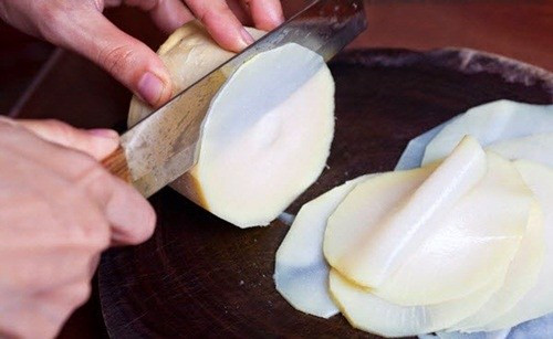 Khi thoa mặt nạ lên da mặt, bạn hãy để mặt nạ trong 30 phút trước khi rửa lại mặt với nước sạch. Ảnh: kenhphunu.