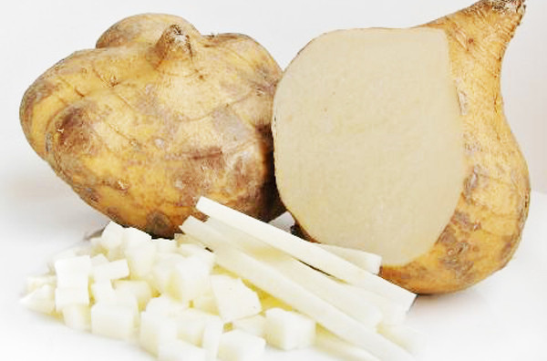 Lưu ý, bạn cần trộn thật đều tay để sữa chua không đường và củ đậu được quyện đều thành một hỗn hợp đặc sệt. Ảnh: trinamnatame.