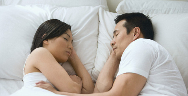 Việc hai vợ chồng ngủ mặt đối mặt với nhau rất dễ khiến chất lượng không khí suy giảm, hàm lượng oxy cũng bị suy giảm. Ảnh: sohanews.