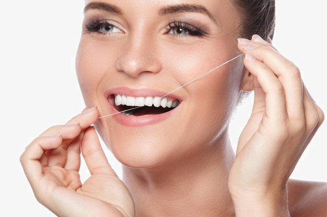 Sử dụng chỉ nha khoa mạnh tay có thể khiến sợi chỉ cắt vào nướu, gây tổn thương mô mềm, dẫn đến chảy máu. Ảnh: nhathuoclongchau.