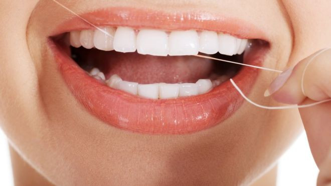 Sau đó, bạn dùng ngón cái và ngón trỏ để giữ đoạn chỉ ở giữa chắc chắn. Ảnh: crowndentalnashua.