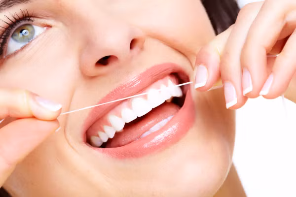 Khi chỉ nha khoa đến sát phần nướu, chà nhẹ theo chân răng để đẩy các mảng bám ra ngoài. Ảnh: opinion.