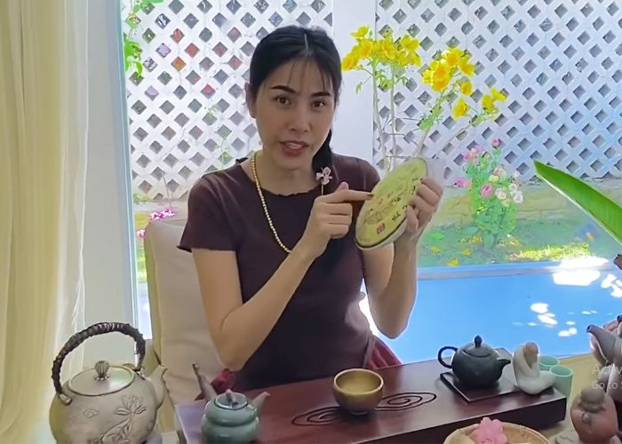 Trà Phổ Nhĩ có chứa nhiều chất dinh dưỡng, vitamin C và catechins. Do vậy có chức năng chống lão hóa hiệu quả tốt nhất so với các loại trà khác, giàu polyphenols để giúp da chống lão hóa, làm đẹp da. Có lẽ đó là lý do mà bà xã Công Vinh chọn loại trà này làm thức uống dưỡng nhan hàng ngày. Văn hóa uống trà xưa và nay