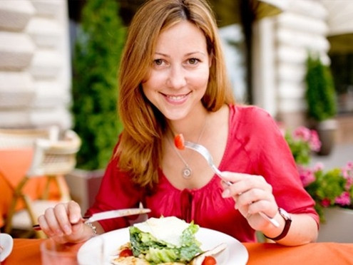  Ăn chậm và nhai kỹ hơn. Phải mất 20 phút để não kết nối với cơ thể và cho ta biết ta đã no. Vì thế, kéo dài bữa ăn thêm từ 10-20 phút sẽ giúp ta thấy no nhanh hơn trước khi ăn quá nhiều. Ăn chậm và nhai kỹ còn rất tốt cho hệ tiêu hóa. Miệng chính là bước đầu tiền của quá trình tiêu hóa. Nhai thức ăn 23 lần trước khi nuốt sẽ giúp cơ thể tiêu hóa thức ăn nhanh hơn. 