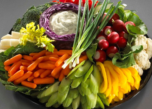  Ăn những món có chất xơ như salad, trái cây trước tiên: Trong các bữa tiệc bạn nên dùng các món giàu chất xơ trước tiên. Chất xơ sẽ hấp thụ nước giúp cho quá trình tiêu hóa được dễ dàng đồng thời loại bỏ cảm giác thèm ăn. 