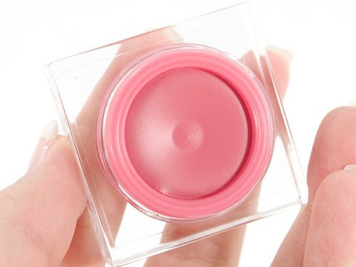 Dùng má hồng kem. Kem má hồng dễ tạo độ ửng cho đôi má, và đặc biệt vào mùa đông, nó mang lại vẻ đẹp trong suốt, tự nhiên như thể đó là sự hồng hào, khỏe mạnh phát tiết từ bên dưới làn da, chứ không phải nhờ một lớp kem bên trên bề mặt.