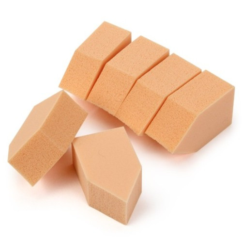 Và một mẹo nhỏ dành cho bạn là trước khi trang điểm hãy nhúng miếng bông mút để đánh kem nền vào nước trước khi sử dụng để tránh tình trạng da bị bong tróc.