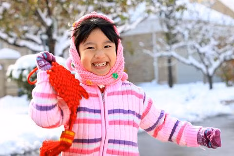 Không nên mặc quần áo quá bó sát người bởi sẽ làm giảm sự lưu thông của máu – nguyên nhân dẫn đến việc cơ thể và nhất là vùng tay chân bị lạnh.