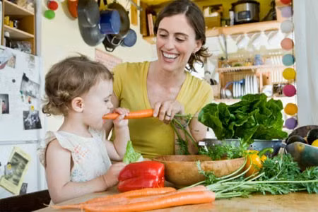 Cho trẻ ăn những thực phẩm chống lạnh. Những thực phẩm như đồ ăn nhiều chất béo, giàu protein, những loại gia vị cay nóng khi thu nạp vào cơ thể bạn sẽ có cảm giác không sợ lạnh, lý do là bởi những loại thực phẩm này có tác dụng sản sinh nhiệt lượng cho cơ thể, chống lại cái rét của thời tiết khắc nghiệt.