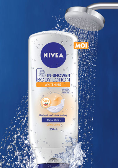 Kem xả bước cuối khi tắm của Nivea. Nếu bạn muốn dưỡng thể nhưng ngại sự nhờn rít của kem dưỡng thể hoặc bạn có tính hay quên thì kem dưỡng thể In Shower Body Lotion của Nivea giúp bạn giữ ẩm cho da ngay tại phòng tắm. Chúng ta có thể ví von sản phẩm này như dầu xả dành cho da vì có tác dụng tương tự. Với vitamin C, sản phẩm giúp giữ ẩm và giúp da khỏe mạnh mà không tạo cảm giác nhờn rít.