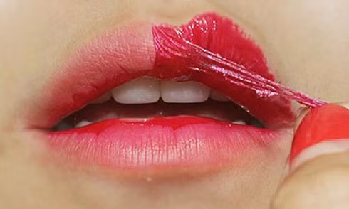 Son xăm. Bạn có thể từng biết đến nhiều kiểu son từ quen thuộc như son lì, son bóng cho đến hơi lạ hơn một chút như son dạ, son sáp, tuy nhiên son xăm chắc hẳn vẫn còn lạ lẫm với nhiều người. Đây là một sản phẩm mới đang rất được ưa chuộng ở các nước châu Á. Sản xuất ra kiểu son độc đáo này đầu tiên phải kể đến 2 đất nước đi đầu về mỹ phẩm: Hàn Quốc và Thái Lan.