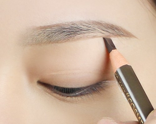 Chì kẻ chân mày và kẻ mắt. Đôi chân mày là nét phác thảo chính của toàn bộ gương mặt bạn. Đôi chân mày đẹp và sắc nét sẽ tạo cảm giác gương mặt của bạn đã được trang điểm chỉn chu hoàn hảo. Giữa loại kẻ chân mày bằng chì và bằng bột thì bạn nên chọn loại bằng chì. Vừa gọn nhẹ, khi tô lại chân mày cũng nhanh và dễ hơn, vừa có thể dùng để kẻ mắt. Kẻ một đường chì đậm sát mí mắt, dùng ngón tay tán nhẹ ra là bạn sẽ có được đôi mắt khói đơn giản.