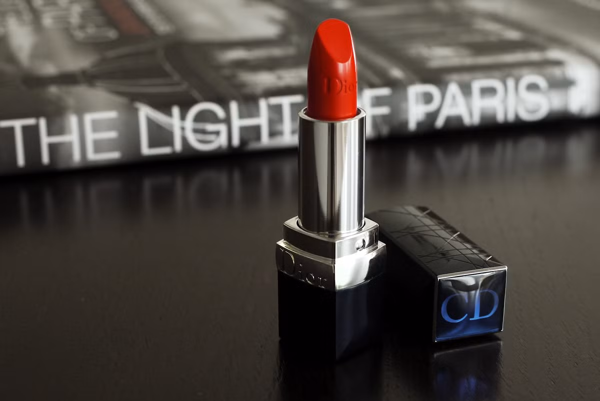 Dior Rouge Dior Lipcolor in Blazing Red. Sắc đỏ này của Dior không hẳn là một sắc đỏ thuần chất, nó được kết hợp một lượng sắc cam nhất định, vậy nên trong đó có nhiều hơn sự ấm áp và cả chút sôi động, trẻ trung. Cũng bởi sự pha trộn của sắc cam nên màu son này rất hợp với những cô nàng có tông da sáng, hồng hào. Tuy vậy, điểm sáng của những thỏi son này lại là nhờ chúng có khả năng giữ màu rất tốt và có giúp bạn có một vẻ ngoài khác biệt hơn sau khi đã chán những gam đỏ ruby truyền thống.
