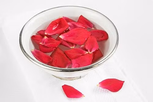 Sữa chua, nước hoa hồng. Sữa chua có tác dụng làm sáng da, săn chắc da, đồng thời giúp da mềm mại hơn trong mùa đông. Trong khi đó nước hoa hồng làm sạch bụi bẩn, bã nhờn trên da và giúp se khít lỗ chân lông. Cách làm: Trộn 3 – 4 thìa cà phê sữa chua không đường với vài giọt nước hoa hồng rồi bôi lên mặt, massage nhẹ nhàng theo vòng tròn và để trong 10 phút, sau đó rửa lại bằng nước lạnh.