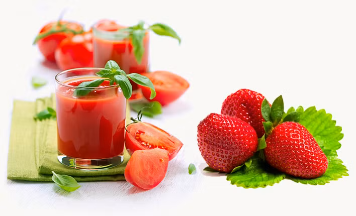 Mặt nạ dâu tây - cà chua. Ép lấy nước 2 quả dâu tây và 1 quả cà chua. Thoa lên da khoảng 20 phút rồi rửa lại bằng nước sạch. Dâu tây rất giàu vitamin và các chất kháng khuẩn, giúp làm sạch da, ngăn ngừa tổn thương. Cà chua vừa dưỡng ẩm vừa làm trắng da hữu hiệu.