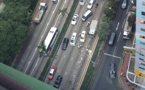 Nơi túi tiền bay la liệt trên đường.