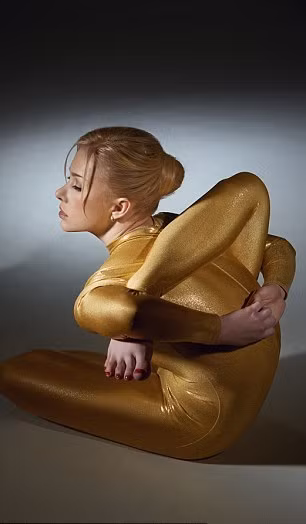 Mọi tư thế uốn dẻo khó nhất cô đều thực hiện được rất ấn tượng.