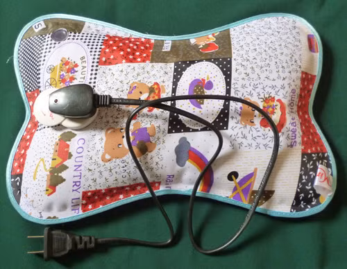 Khi cắm điện, đèn báo trên phích cắm báo sáng, nạp đủ nhiệt đèn sẽ tắt. Bạn cũng có thể không cần chờ đèn tắt, thay vì đó hãy dùng tay ước lượng độ nóng theo ý muốn.