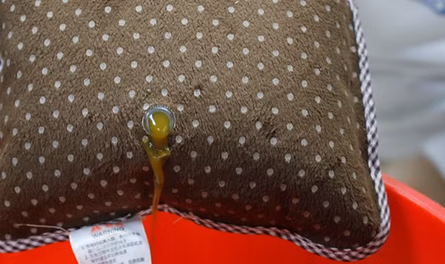 Nếu túi đã bị rò rỉ tuyệt đối không được sử dụng. Không đổ dung dịch trong túi ra ngoài, không dùng bất cứ dung dịch nào thay thế dung dịch chuyên dùng của túi để tránh xảy ra sự cố nguy hiểm.