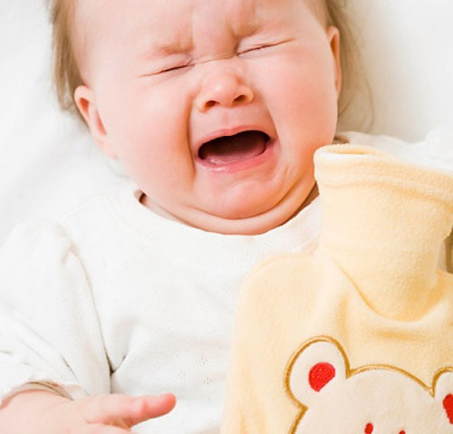 Không để trẻ nghịch túi sưởi. Trẻ em có thể chạy nhảy hay ngồi lên túi sưởi, trẻ còn dùng để ném nhau như một thứ đồ chơi, nếu làm bục túi sưởi dễ gây bỏng vì da trẻ rât mỏng. Tránh gây bục túi dẫn đến bị rò dung dịch, rò điện.