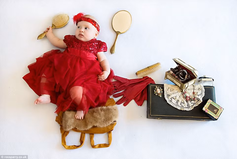 Cô tiểu thư này đang làm điệu trước khi đi dạo phố đây mà!