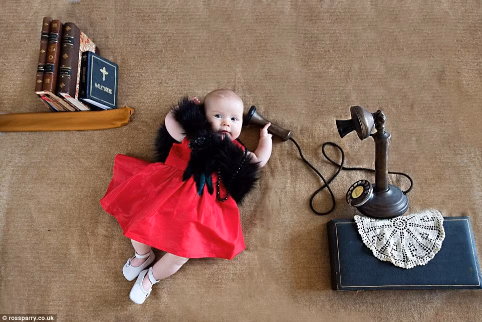 Những em bé trong bộ ảnh này đều ở khoảng 10 ngày tuổi, nhiếp ảnh gia phải tận dụng lúc các bé ngủ hoặc ngoan để tạo hình tư thế chuẩn nhất.