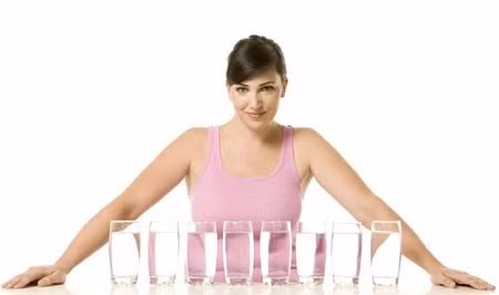 Uống đủ nước: Những ngày trời hanh khô cần uống nhiều nước hơn. Mỗi sáng dậy nên uống 200-300ml nước. Ngày 2-3 lần lấy khăn thấm nước ẩm ủ lên mặt chừng 1-2 phút để da bớt bị khô và căng. Ăn nhiều hoa quả, rau xanh.