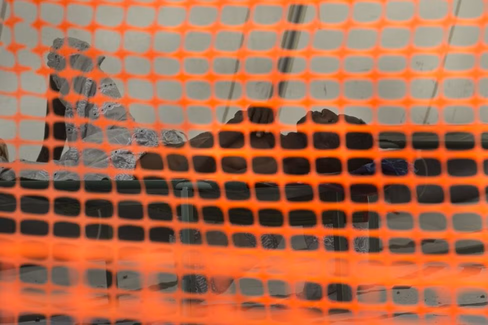 Bệnh nhân nhiễm Ebola nằm trong khu các ly của Hội Chữ thập đỏ tại thị trấn Koidu, huyện Kono, Sierra Leone.