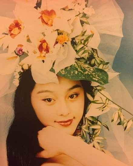 Có thể thấy rõ vẻ ngây thơ, trong sáng trên khuôn mặt của người đẹp thuở bấy giờ.