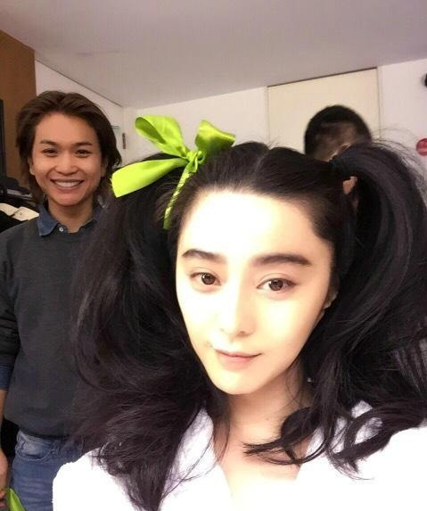 Không chỉ như vậy, ngôi sao 33 tuổi còn thường xuyên nhõng nhẽo bên các nam diễn viên đồng nghiệp khi xuất hiện trước ống kính phóng viên.