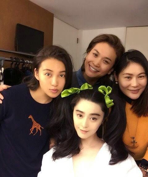 Người đẹp họ Phạm cũng bị người hâm mộ chê bai vì khoe ảnh "cưa sừng làm nghé" với kiểu tóc buộc hai bên trong hậu trường.