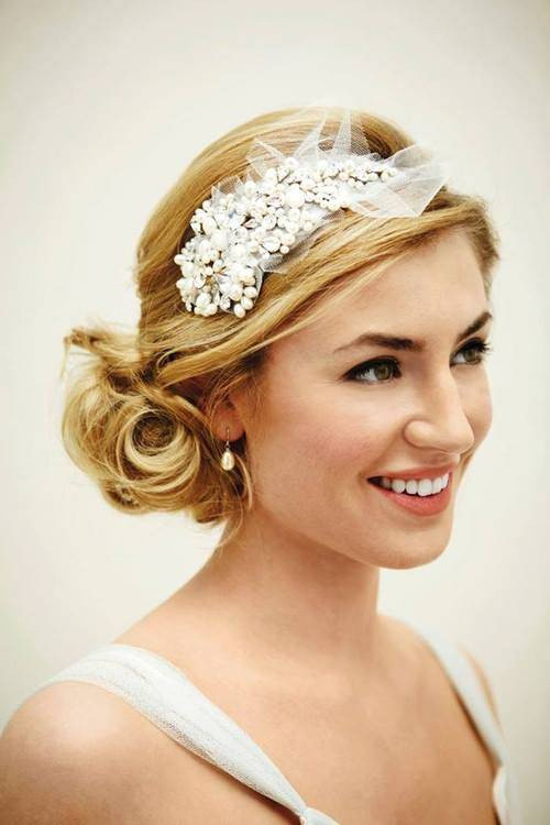 Sử dụng phụ kiện hoa sẽ giúp bạn trông nữ tính và sang trọng hơn rất nhiều.