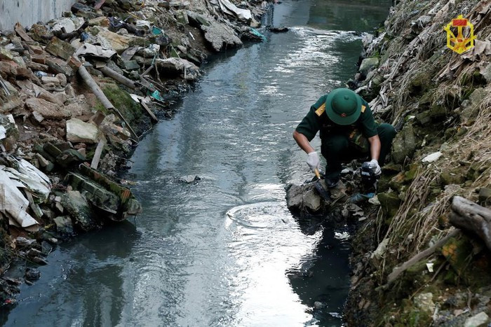 Nước thải khu vực quanh Công ty Rạng Đông cũng được thu thập để phân tích.