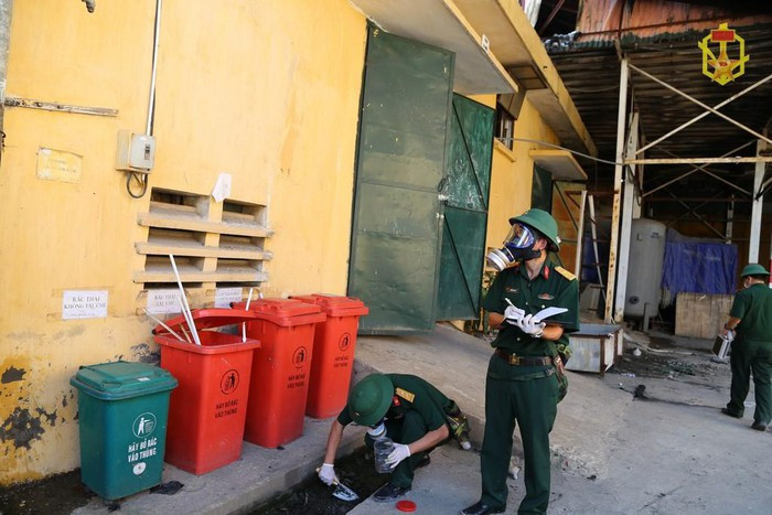 Trao đổi với Zing.vn hôm 7/9, thượng tá Đậu Xuân Hoài, Phó viện trưởng Viện Hóa học Môi trường quân sự, Binh chủng Hóa học, cho biết đơn vị đang phân tích 25 mẫu đất, bùn, tro xỉ, vữa tường... thu tại hiện trường vụ cháy Công ty cổ phần bóng đèn, phích nước Rạng Đông. Các kết quả xét nghiệm trước đó có sự mâu thuẫn lớn nên phía viện sẽ không sử dụng lại.