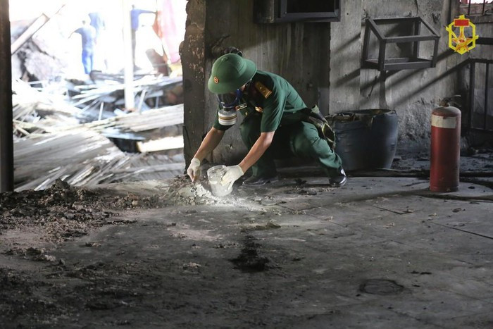 Sau khi lấy các mẫu vật để phân tích, Bộ Tư lệnh Hóa học sẽ tiến hành dọn dẹp, khử độc hiện trường vụ cháy. Tro, xỉn, bụi của vụ cháy sẽ được xử lý theo quy chuẩn của chất thải nguy hại.