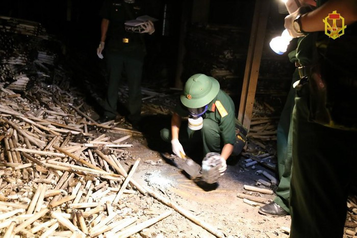 Các cán bộ lấy mẫu đều được trang bị mặt nạ phòng độc, găng tay để thu thập mẫu trong hiện trường vụ cháy.