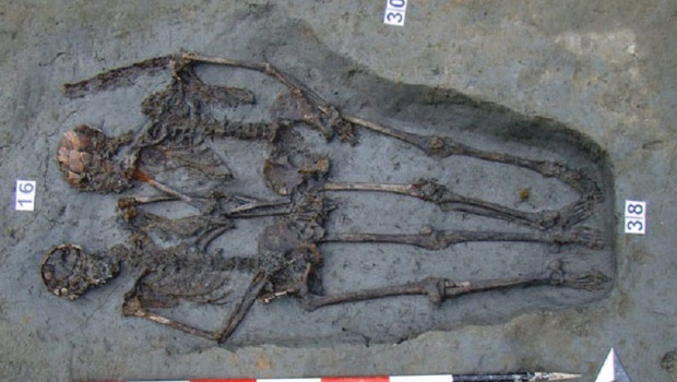 Thậm chí, một giả thuyết cho rằng họ là cặp đôi đồng tình luyến ái nên được chôn cất theo kiểu này.