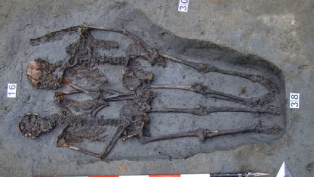 Thậm chí, một giả thuyết cho rằng họ là cặp đôi đồng tình luyến ái nên được chôn cất theo kiểu này.