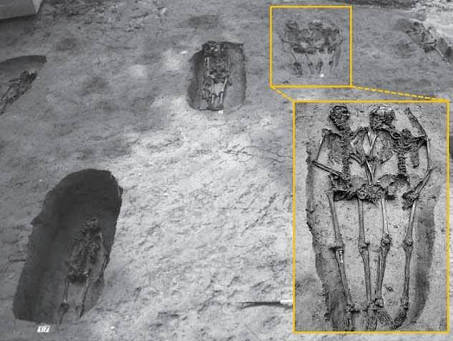 Điều khiến các chuyên gia chú ý là hài cốt hai người đàn ông được chôn cất trong tư thế tay nắm tay như các cặp vợ chồng, tình nhân thời xưa.