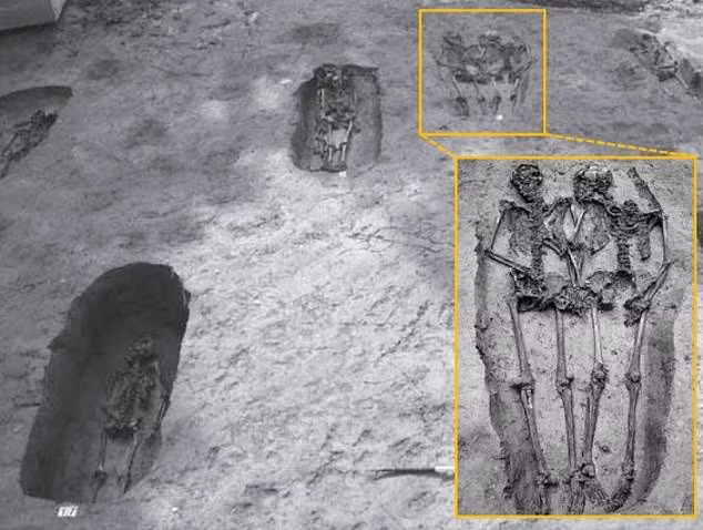Điều khiến các chuyên gia chú ý là hài cốt hai người đàn ông được chôn cất trong tư thế tay nắm tay như các cặp vợ chồng, tình nhân thời xưa.