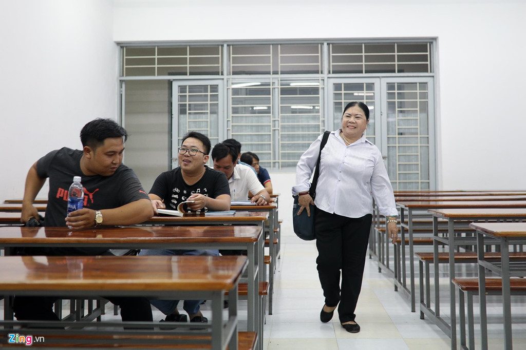 "Lần đầu vào lớp, tôi bị mọi người nghĩ là đưa con đi học. Khi biết tôi cũng là sinh viên, ai cũng ngạc nhiên, kêu cô tuổi này rồi sao còn đèn sách làm gì cho cực", bà Vi Thị Kiên (63 tuổi, sinh viên năm 3, khoa Luật, Đại học Cần Thơ) nhớ lại kỷ niệm ngày đầu đến giảng đường. Ảnh: Quỳnh Trang.