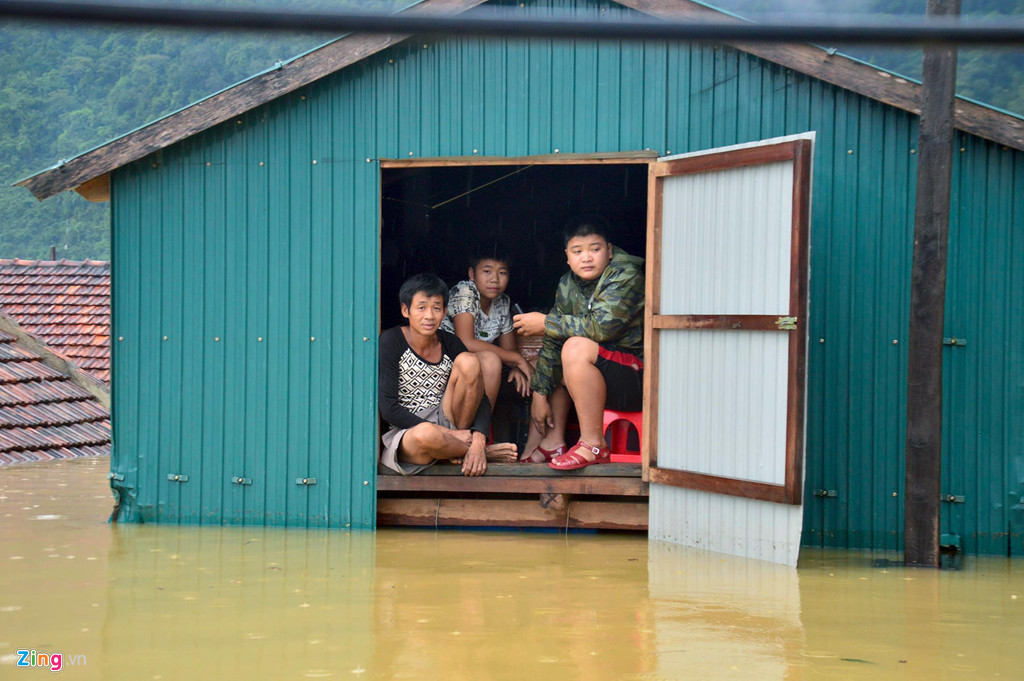 Đợt lũ lớn xảy ra ở Quảng Bình khiến xã Tân Hóa (huyện Minh Hóa) bị chìm sâu trong mực nước hơn 4 m. Người dân phải sống trong các nhà nổi hoặc đến chỗ cao tránh lũ. Mỗi nhà nổi chống lũ được thiết kế gồm nhiều thùng phuy bên dưới, lát ván gỗ và lợp tôn, che kín xung quanh và có diện tích 10-20 m2. Ảnh: Văn Được.