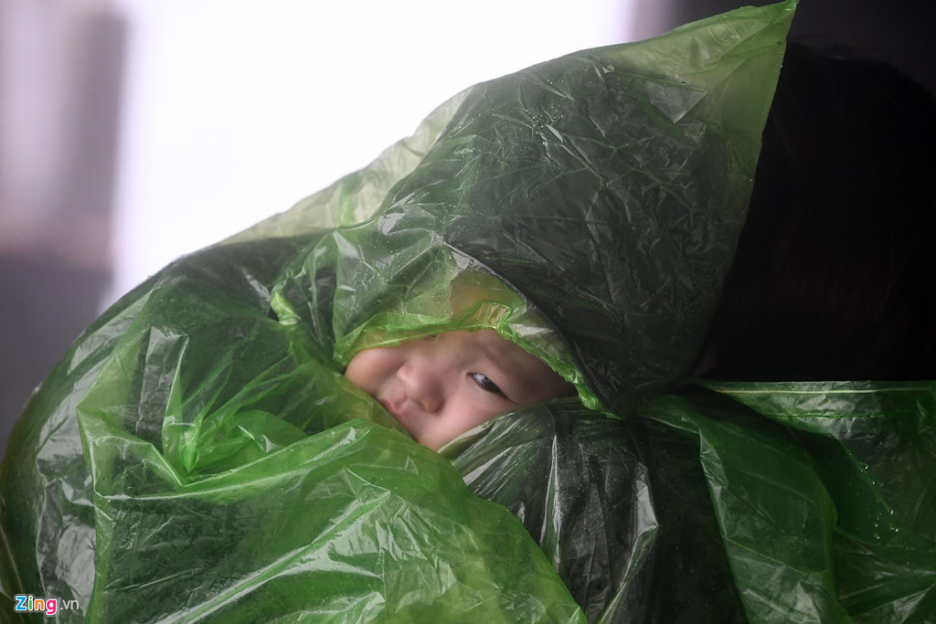 Nhiều khu vực của tỉnh Lào Cai mưa triền miên suốt hai ngày 30 và 31/8 nhưng du khách phương xa vẫn đổ về đây khá đông để lên đỉnh Fansipan. Ảnh: Ngọc Lan.