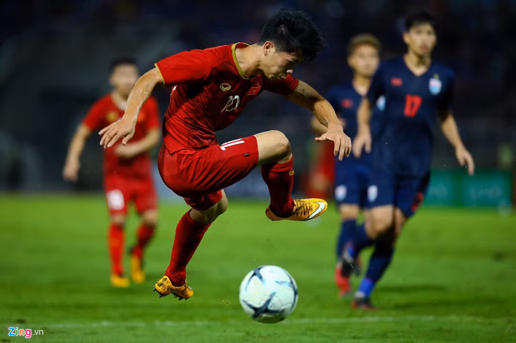 Trong tư thế khá thoải mái, Công Phượng vung chân sút mạnh nhưng không đi trúng vào trái bóng. Quả sút hỏng khiến bóng trôi khỏi sân trong sự ngỡ ngàng của người xem là hình ảnh tại trận bóng đá hòa không bàn thắng vòng loại World Cup 2022 giữa hai đội tuyển Thái Lan và Việt Nam. Ảnh: Minh Chiến.