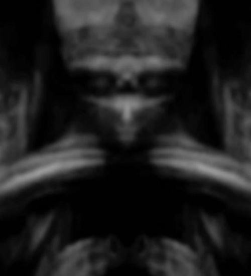 "Linh mục ngoài hành tinh" này gây chú ý với gương mặt đang đội mũ, áo choàng dài và nhìn thấy hai tay.