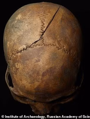 Thông qua nghiên cứu ADN mới đây, các chuyên gia xác định 3 trong số gần 300 bộ hài cốt được phát hiện có mối quan hệ huyết thống và bị giết cùng thời điểm. Ba bộ hài cốt này thuộc về: người bà, người mẹ và con trai.