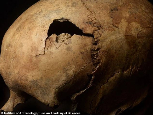 Trong đó, người bà qua đời khi khoảng 55 tuổi, người mẹ chết khi khoảng 30 - 40 tuổi và người cháu trai tử vong khi không quá 20 tuổi.