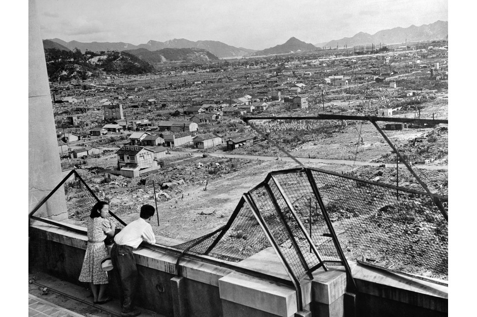 Ba ngày sau, Mỹ thả quả bom hạt nhân thứ hai xuống thành phố Nagasaki, Nhật Bản khiến ít nhất 50.000 người thiệt mạng. Không những vậy, hàng ngàn người khác trong 2 vụ ném bom nguyên tử trên may mắn sống sót nhưng chịu biến chứng nghiêm trọng do nhiễm phóng xạ. Video: Mỹ rút khỏi hiệp ước hạt nhân INF với Nga (nguồn: VTC14)