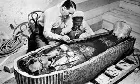 Vào năm 1922, nhà khảo cổ học người Anh Howard Carter và nhóm của ông tìm thấy lăng mộ của Tutankhamun - pharaoh vĩ đại của Ai Cập cổ đại ở Thung lũng các vị vua.